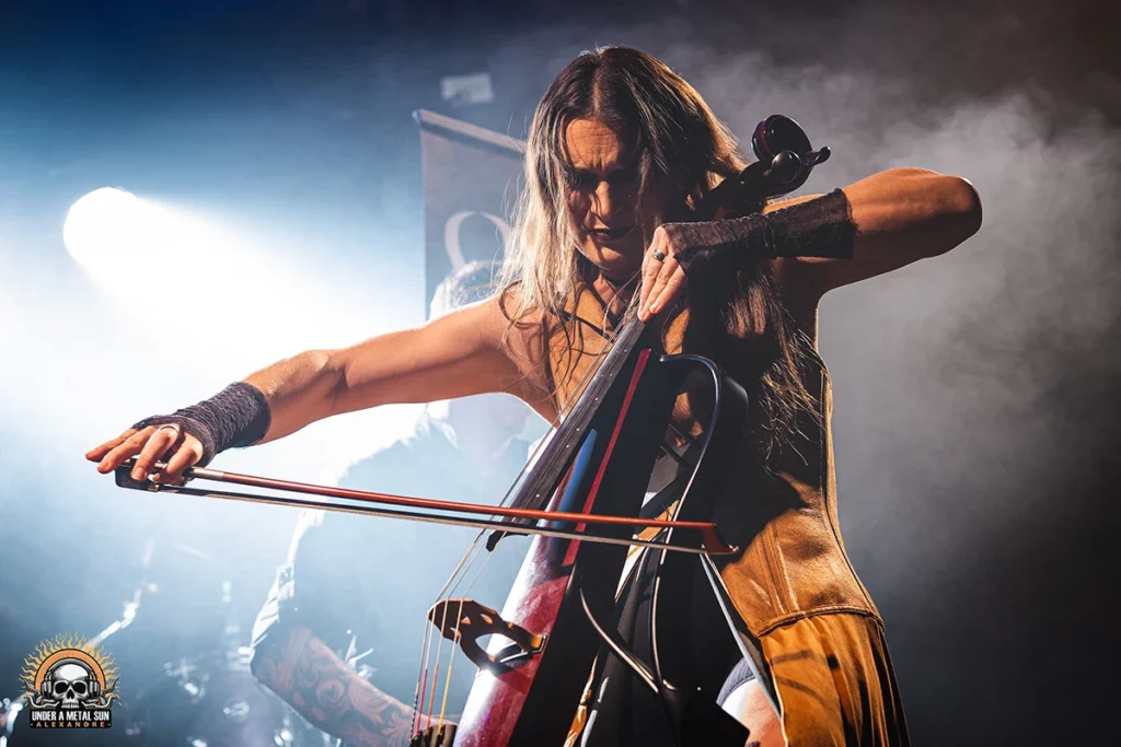 Gaëlle, violoncelliste de Mundilfari en 1ère partie du concert de SETH, le 1er février 2025 à La Moba - Under a Metal Sun